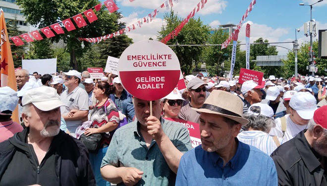 Binlerce emekli "Büyük Emekli Mitingi" için Tandoğan Meydanı'nda buluştu