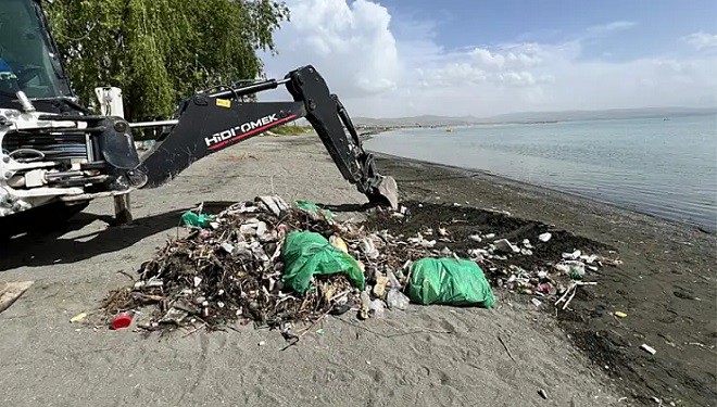 İpekyolu Belediyesi'nden Van Gölü temizliği
