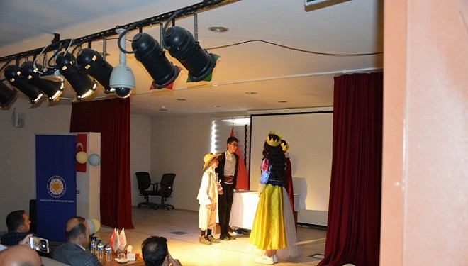 Muradiyeli öğrencilerden İngilizce tiyatro gösterisi