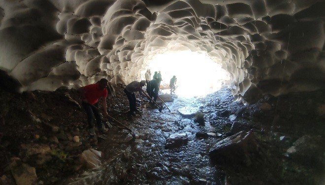 Bahçesaray'da mahalle sakinleri tüneli andıran buz kütlelerinin altında kanal temizledi