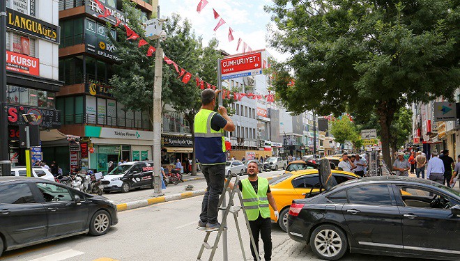 Van Büyükşehir Belediyesi cadde ve sokak isim levhalarını onarıyor