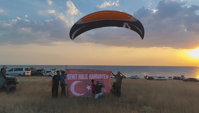 Yamaç paraşütüyle Ercişli 15 Temmuz şehidinin ismini dalgalandırdı