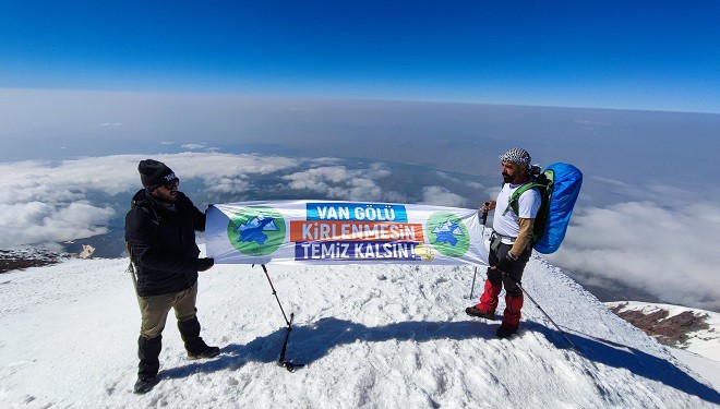 Vanlı dağcılar Türkiye'nin en yüksek dağı olan Ağrı Dağı'na tırmandı