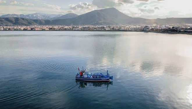 Ahtapot Van Gölü’nden 12 ton atık topladı