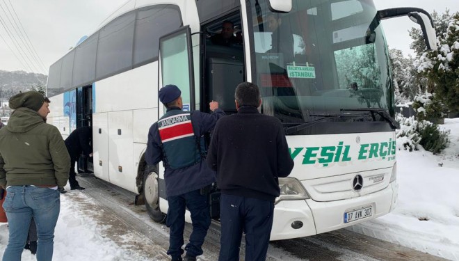 Karda mahsur kalan yolcular Altınova’da misafir edildi