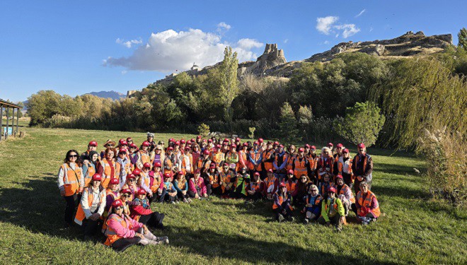 Cumhuriyet'in 101. yılını kutlamak için yola çıkan 101 kadın, Van'ın tarihi turistik yerlerini gezdi