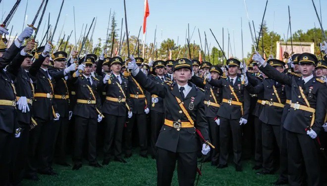 Teğmenlerin kılıçlı yemini: 3 komutanın da TSK'den ihracı istendi