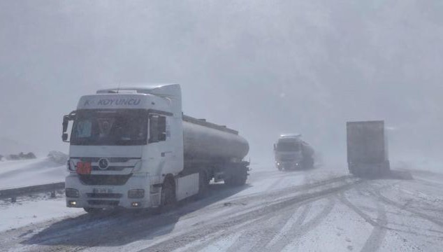 Çaldıran-Doğubayazıt karayolu ulaşıma kapatıldı