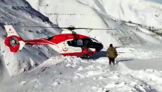 Köylülerin küreklerle yaptığı piste indirilen helikopterle doğum hastası kadın kurtarıldı
