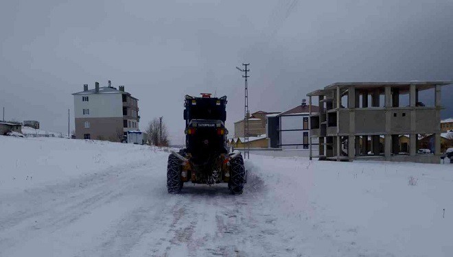 Tuşba Belediyesinin karla mücadele çalışmaları sürüyor