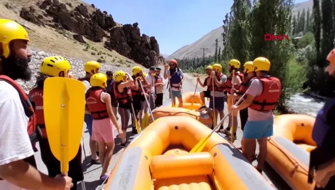 Van'ın Bahçesaray ilçesinde doğaseverlerin rafting keyfi