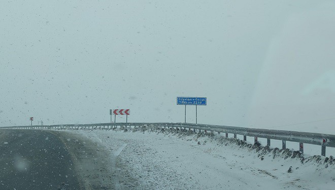 Van'da 2 bin 730 rakımlı Güzeldere Geçidi’nde kar yağışı