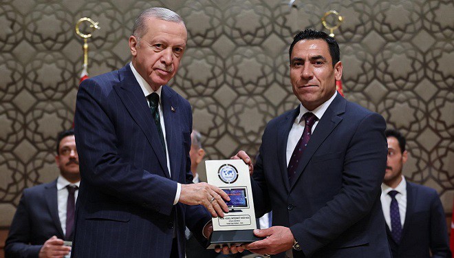 Cumhurbaşkanı Erdoğan'dan Gazeteci Uğurlu'ya Yılın İnternet Medyası Ödülü 
