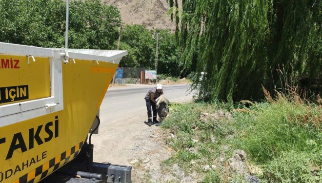 Hakkari-Van karayolu çöplerden temizlendi