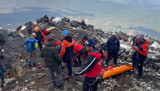 Ağrı Dağı'nda hayatını kaybeden İranlı dağcının cenazesi dağdan indirildi