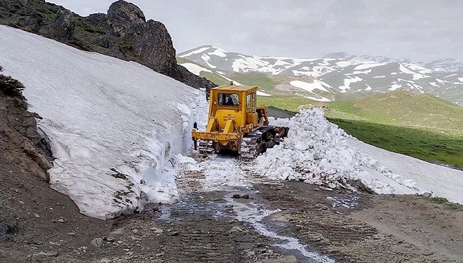 Van'da kardan kapalı olan yayla yolları açıldı