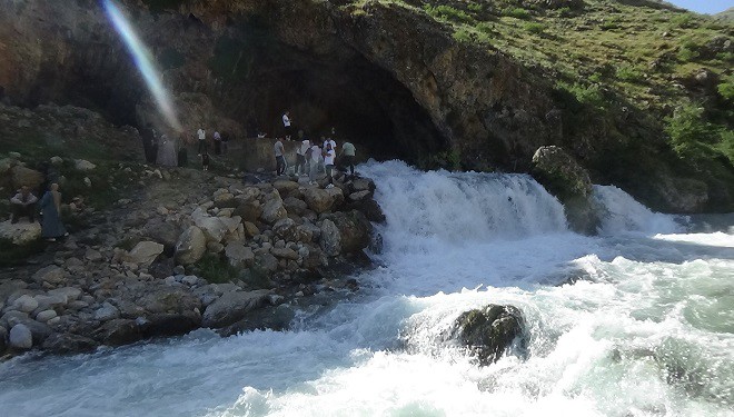 Bahçesaray'daki doğa harikası su kaynağı ziyaretçilerini ağırlıyor