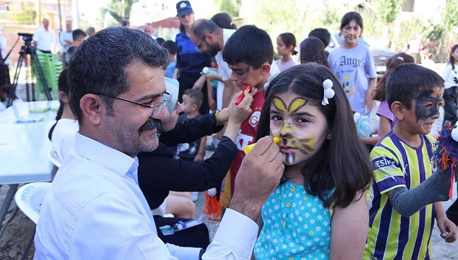 Van'da çocuk şenliği renkli geçti