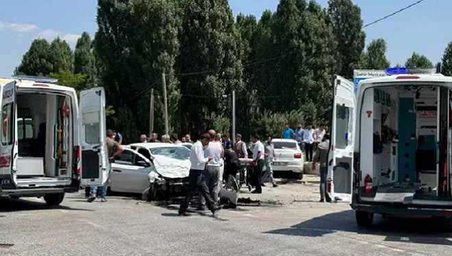 Van'da 2 otomobilin karıştığı kazada 4 kişi yaralandı