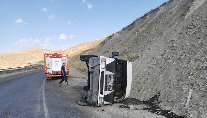 Gürpınar'da minibüs yan yattı: 2 yaralı!