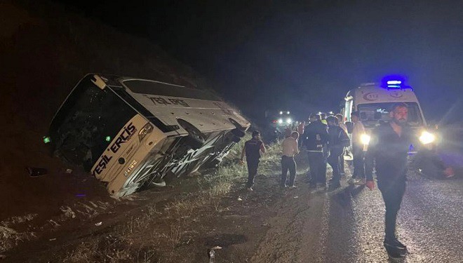 Van otobüsü kaza yaptı 24 yaralı! Sürücü yolcuların hayatını kurtardı