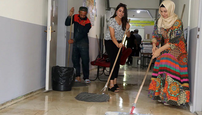 Van'da öğretmenler, okulu baştan sona temizleyip yeni döneme hazırladı