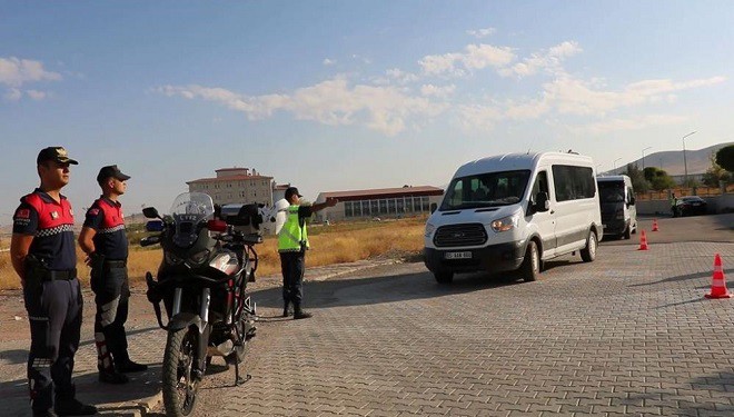 Van'da jandarma ekipleri öğrenci servis araçlarını denetledi