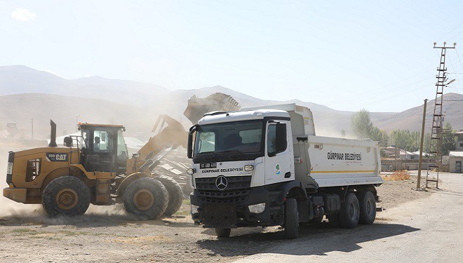 Gürpınar'da metruk binalar yıkılıyor, güvenli yaşam alanları oluşturuluyor