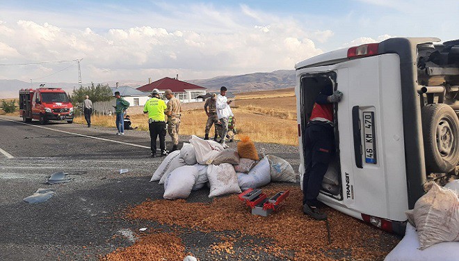 Van’da minibüs takla attı: 2 yaralı