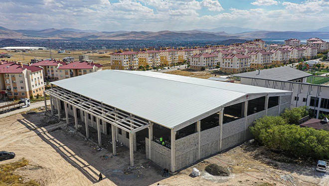 Van Büyükşehir Belediyesi Kalecik TOKİ’ye kapalı semt pazarı yapıyor