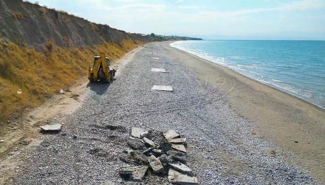 Tuşba Belediyesi sahil şeridinde inşa edilen kaçak yapılara karşı harekete geçti