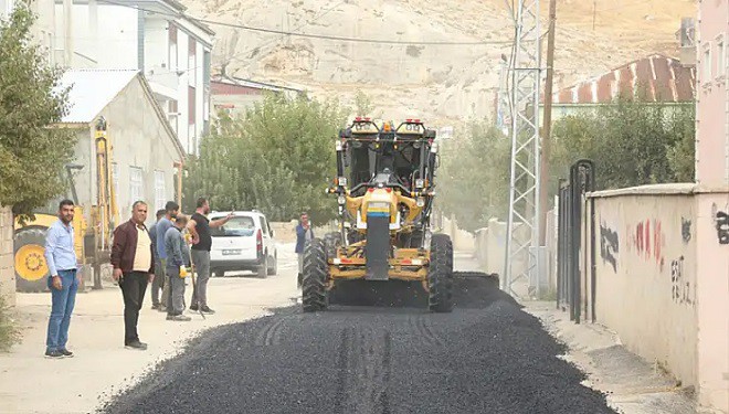 Akköprü Mahallesi'nde bozulan, deforme olan yollar onarılıyor