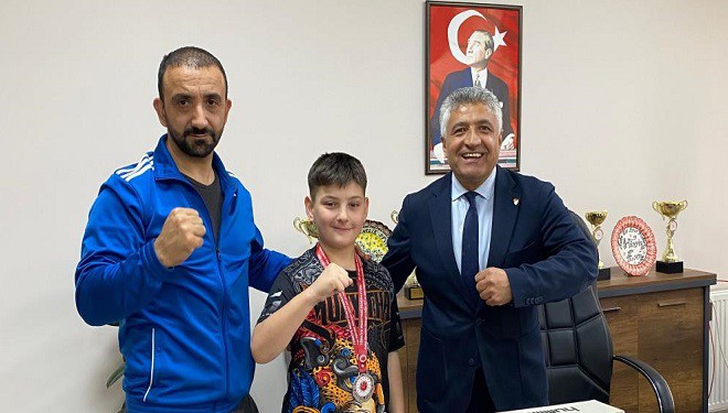 Minik boksörden Tuşba Gençlik ve Spor Müdürü Esen'i ziyaret etti