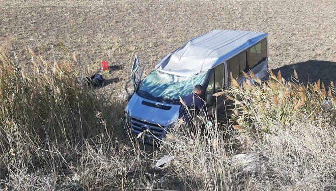 Minibüs yoldan çıktı: 1 yaralı