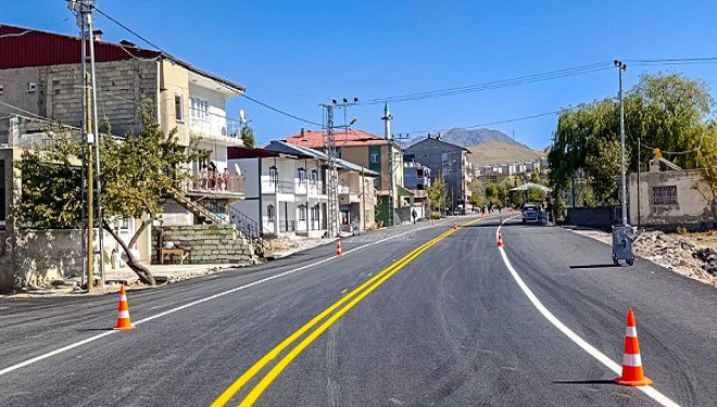 Süphan caddesinde yol çizgi boyama çalışması