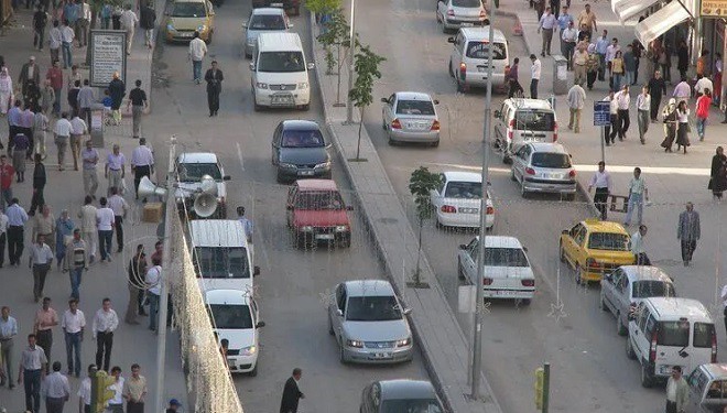 Van'ın o caddesi araç trafiğine