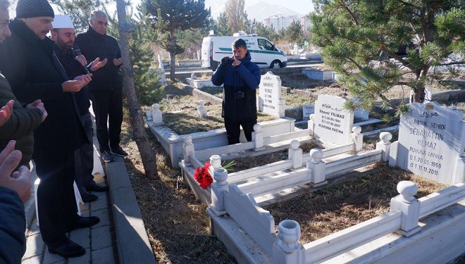 9 Kasım Van depreminde yaşamını yitiren Gazeteci Yılmaz kabri başında anıldı