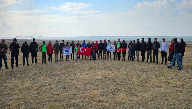 Van Gölü Aktivistleri Derneği üyeleri, kurumaya yüz tutan Arin Gölü için yürüdü