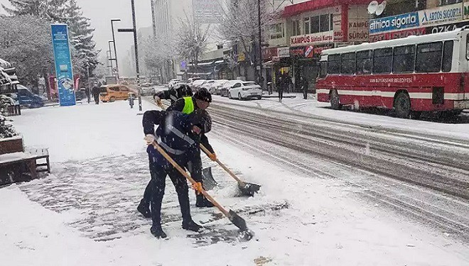 Van'da güne kar yağışıyla uyandı