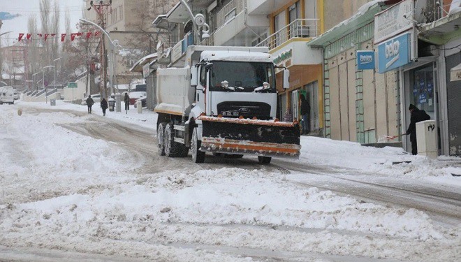 Van'da kar yağışı; 60 yerleşim yeri ulaşıma kapandı