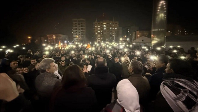 Van'da eş başkanlar ve halk, geceyi belediyede geçiriyor