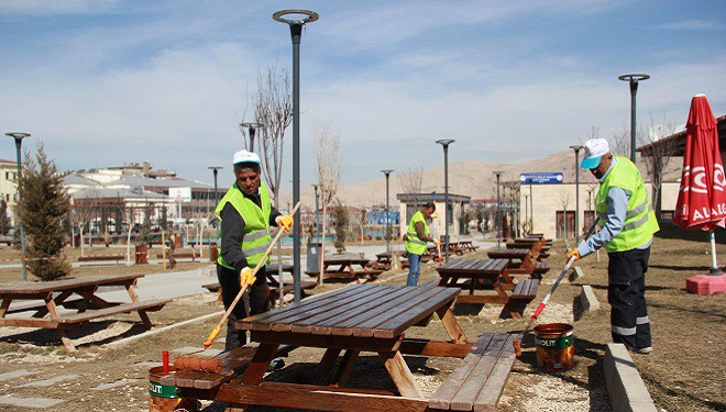 Van'da parklar bahara hazırlanıyor